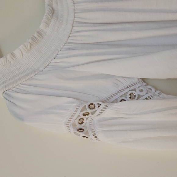 JENNIFER LOPEZ Off Shoulder White Grommet Peasant Festival Blouse - Picture 3 of 9